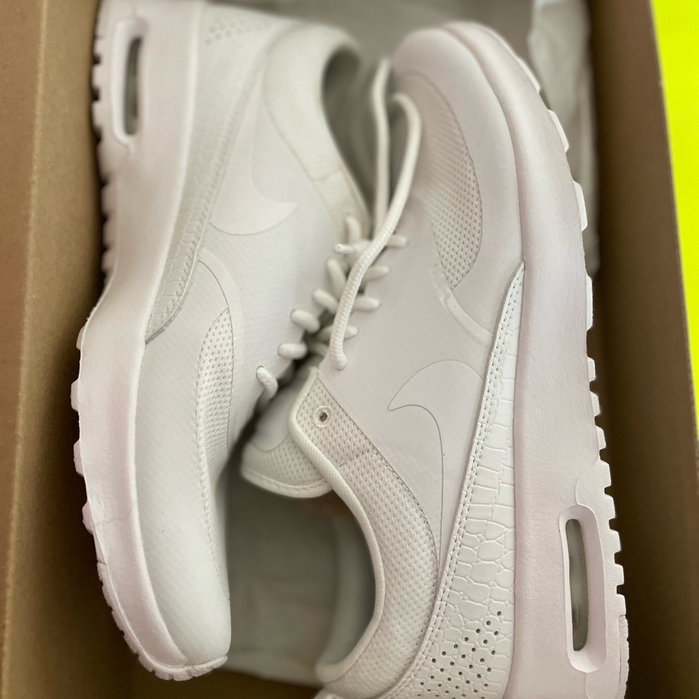 Air Max Thea 'Triple White' Womens 599409-104